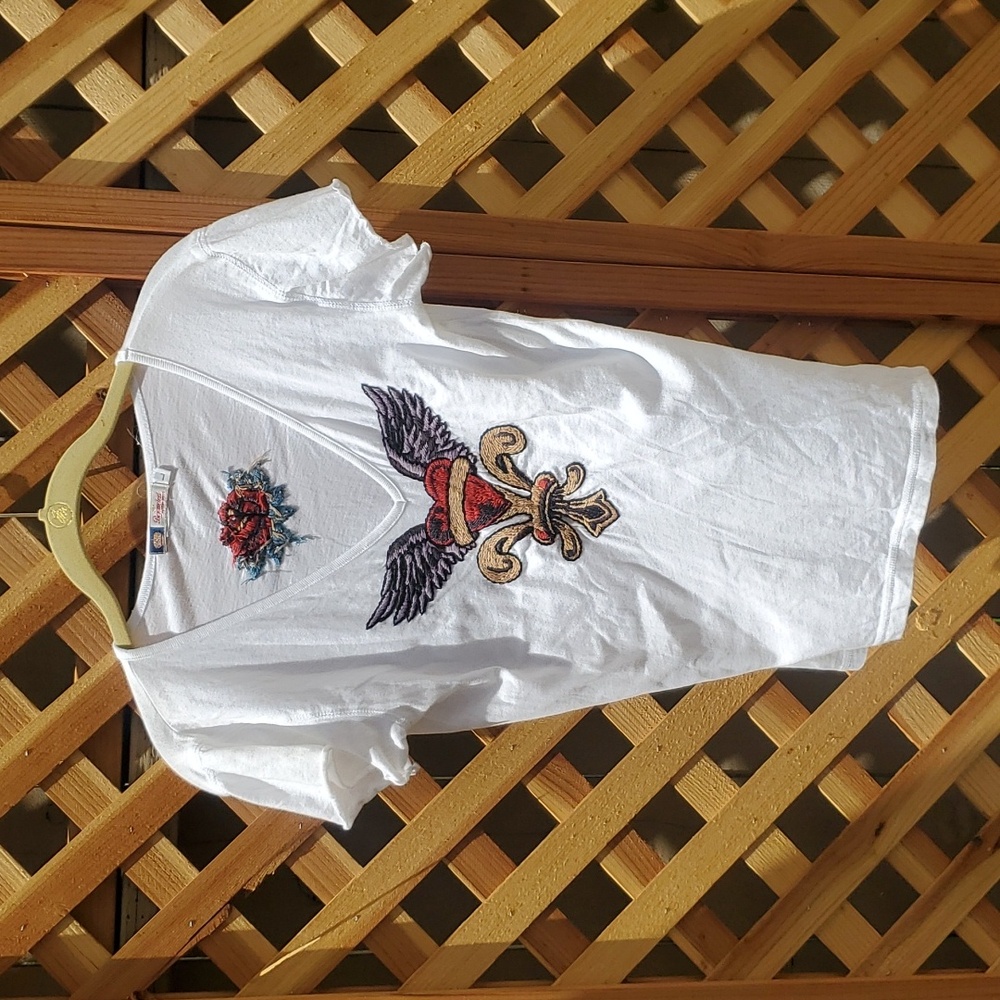 Embroidered early 2000 tee